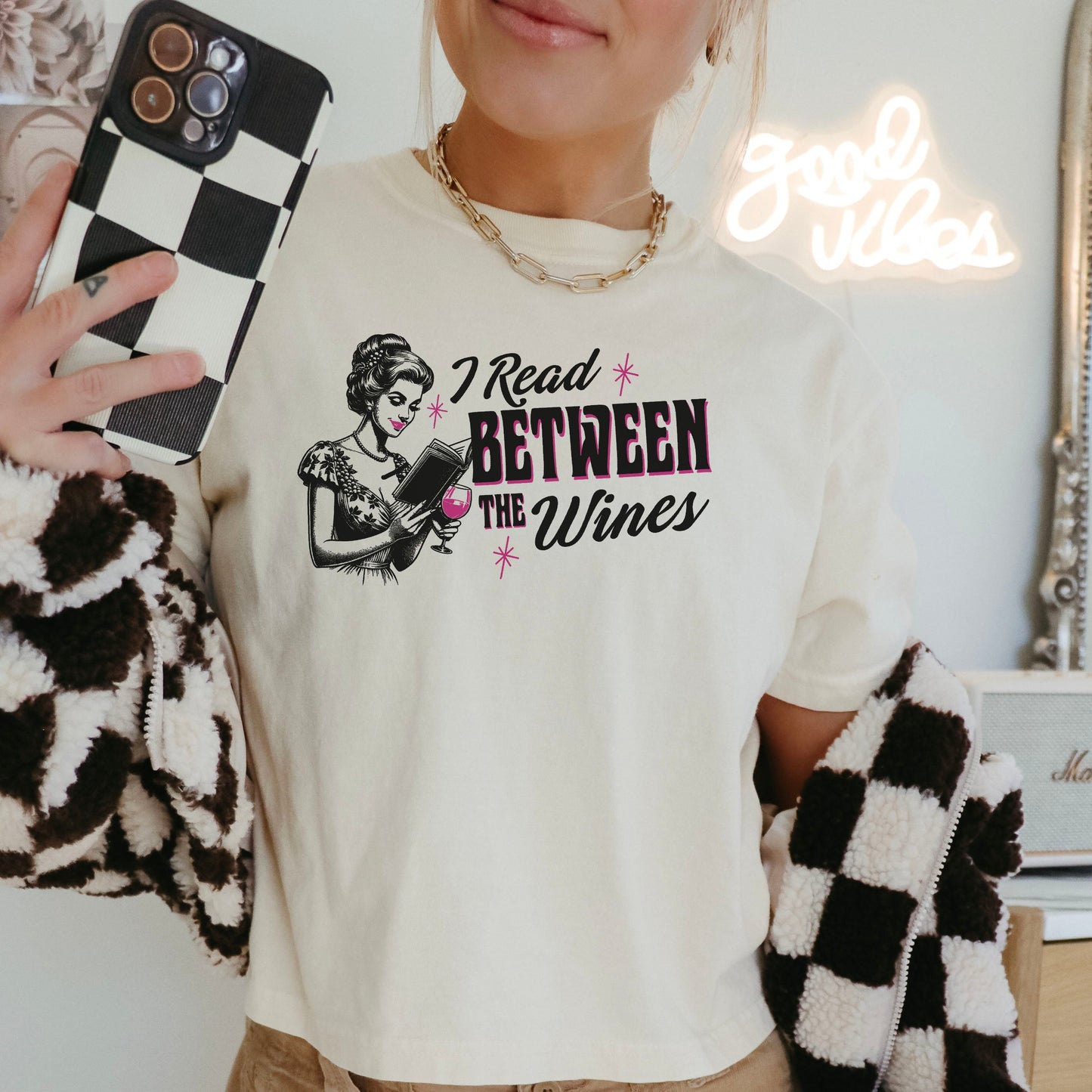 I Read Between The Wines Heavyweight Comfort Colors Boxy Cropped Shirt