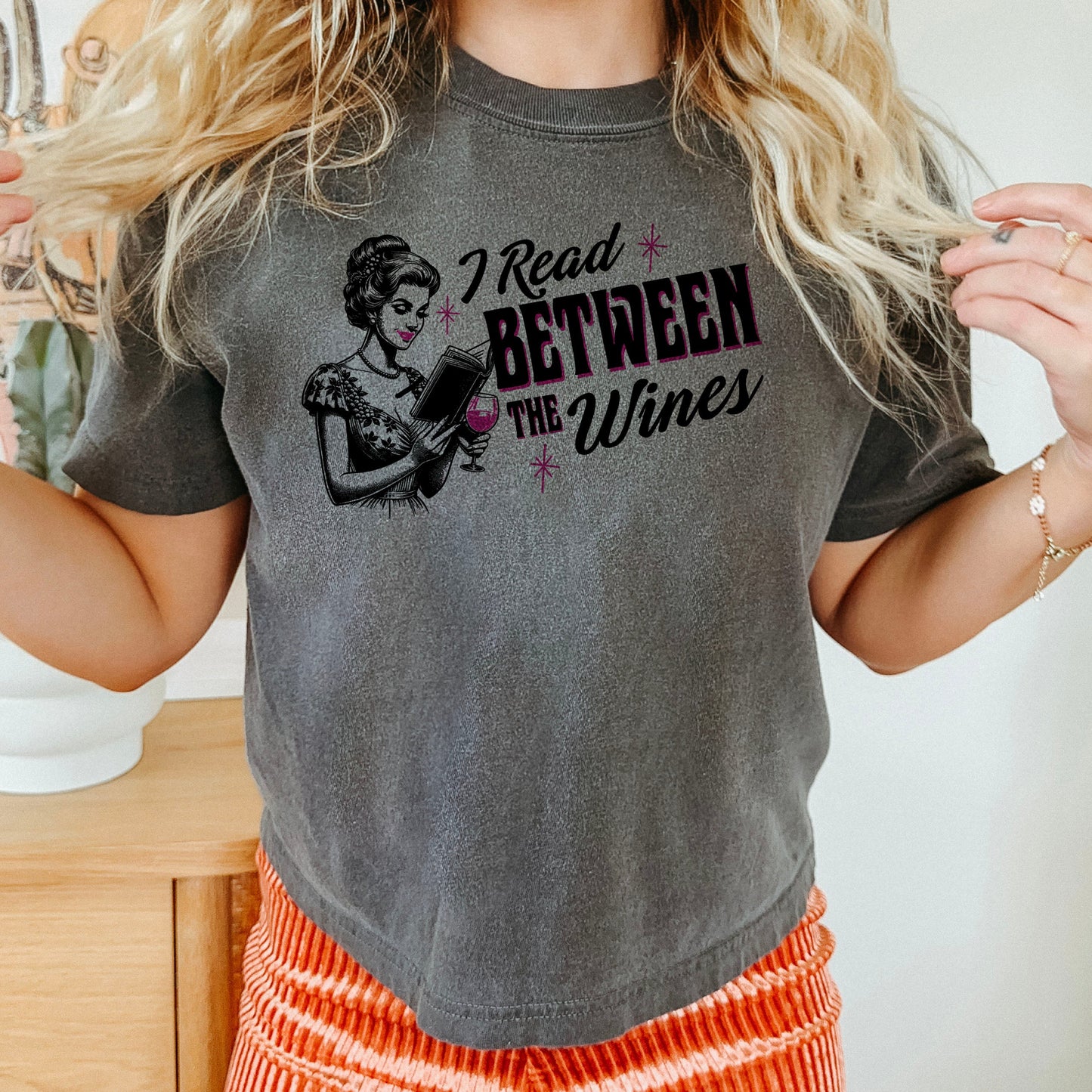I Read Between The Wines Heavyweight Comfort Colors Boxy Cropped Shirt
